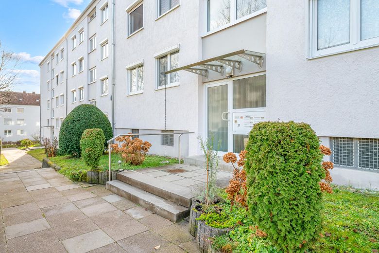 Koop nu tegen een goede prijs wanneer anderen op vakantie zijn - gerenoveerd 3,5-kamerappartement met balkon – Eingang