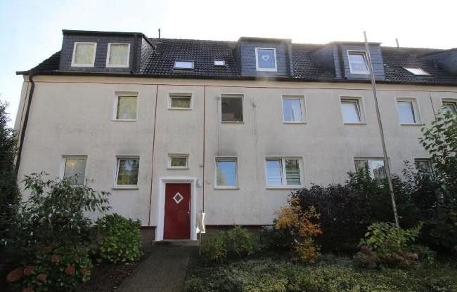 Attraktive Erdgeschosswohnung (2 Zimmer) mit Balkon & EBK in ruhiger Lage – Hausansicht