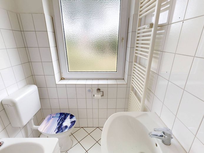 Helle 2-Zimmer-Wohnung mit EBK in ruhiger Wohnlage – Ansicht II: Bad