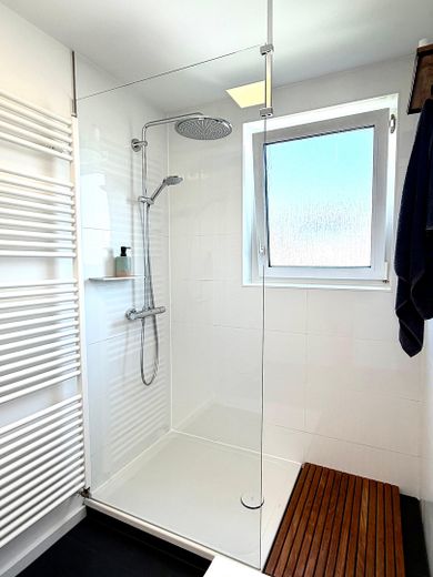 Helle 4-Zi.-Wohnung mit 2 Balkonen & Stellplatz – modernisiert, Süd-West – Badezimmer