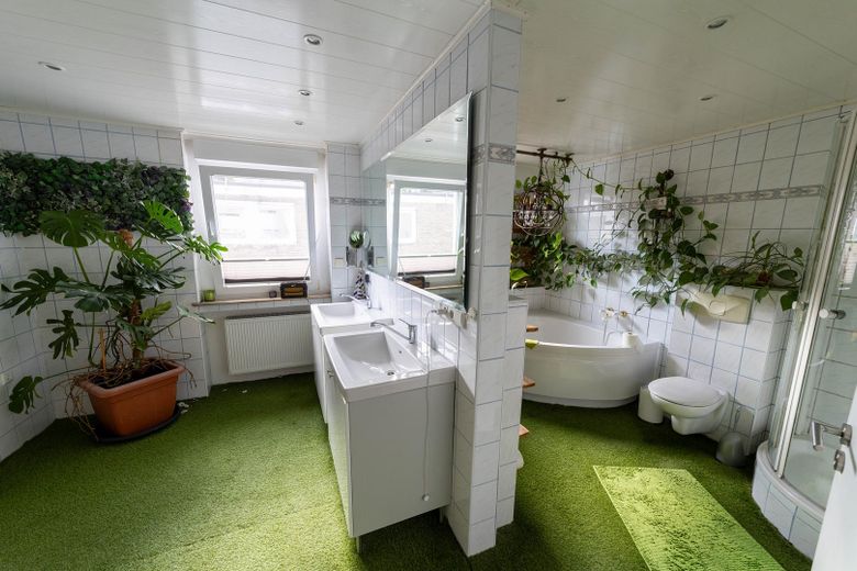 Im Grünen leben - mitten im Zentrum (maklerfrei)  - inkl. 85qm Einliegerwohnung – Bad OG