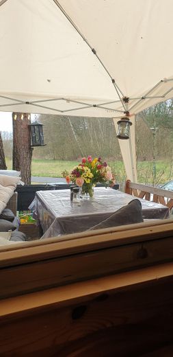 Ruhig, sicher und abseits von einer Stadt: Holzhaus Luxuslage im Wald eingebettet zwischen 3 Seen – Terasse