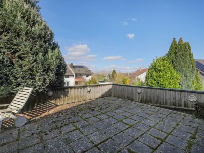 Zuhause mit vielen Möglichkeiten – Großzügiges Einfamilienhaus mit Einliegerwohnung, Garten und Dachterrasse in schöner Ortsrandlage – Foto 1