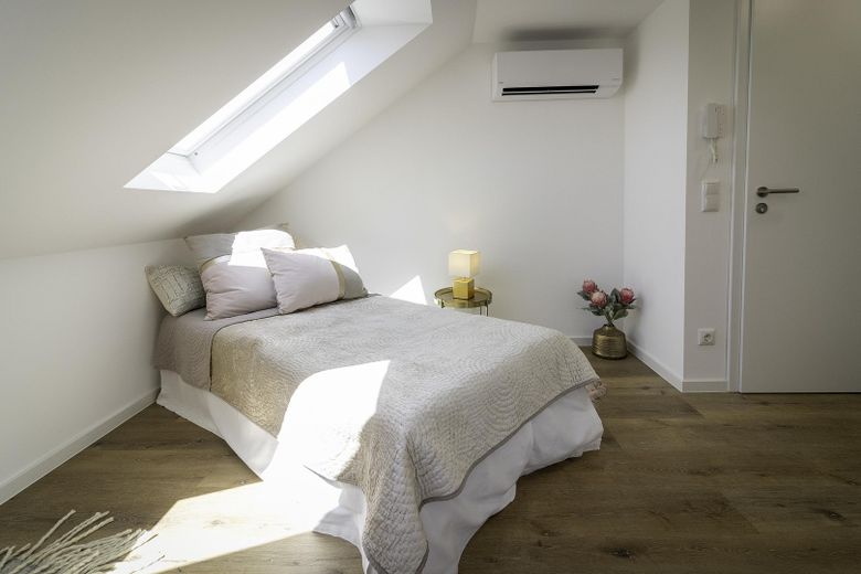 *Provisionsfrei**Neuwertig**Balkon**Klimaanlage**Dachgeschosswohnung 2. Obergeschoss Niederwerrn* – Schlafen