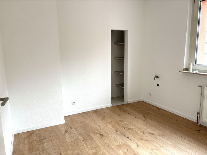 Küche mit Abstellkammer
