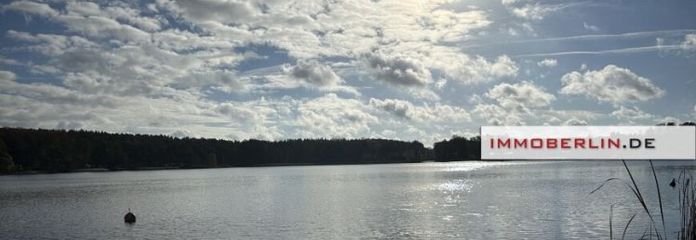 IMMOBERLIN.DE - Traumhaftes Wassergrundstück mit Wochenendbungalow & Boot in herrlicher Naturlage