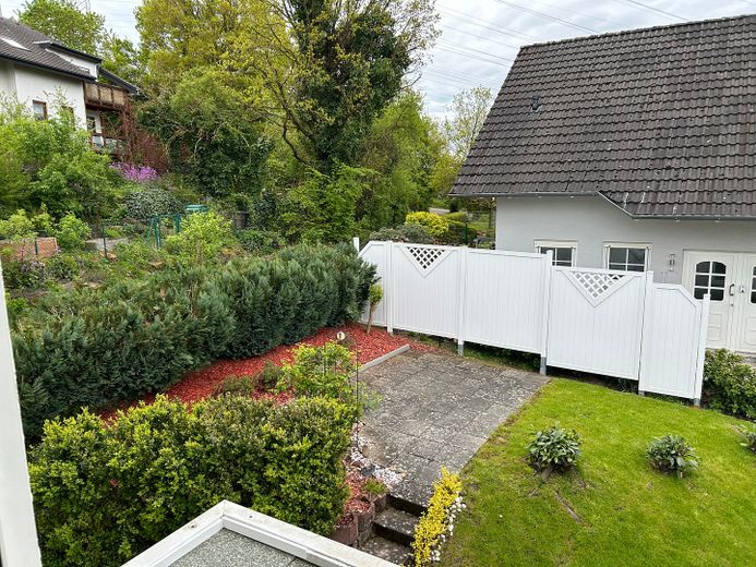 Schöne 2-Zi-Wohnung m.Balkon,Grün-& Blicklage,Kfz-Stellplatz,Keller.Am Schäfersberg-Niedernhausen – Blick von Balkon aus links