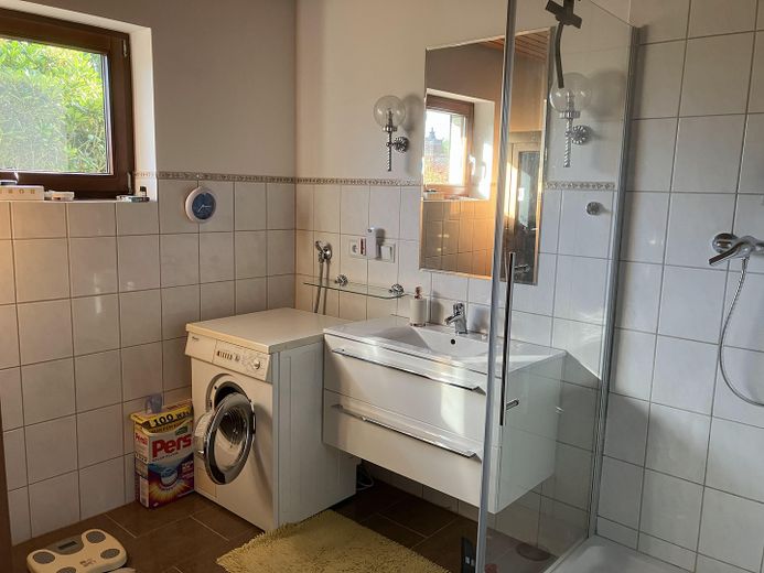 Modernisierter Wohnsitz oder Ferienhaus provisionsfrei von Privat – Duschbad Erdgeschoss