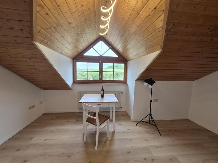 Außergewöhnliches Mehrfamilienhaus mit Aussicht und Ausblick – Zimmer DG