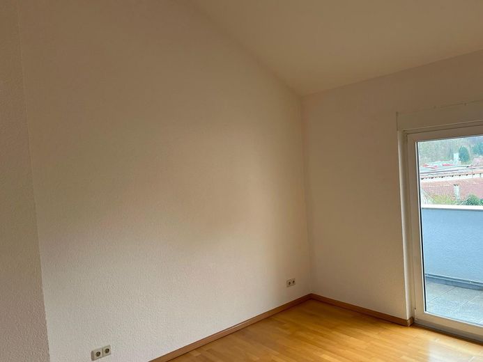 Gemütliche 2-Zimmer-Penthouse-Wohnung mit Balkon und Einbauküche in Wehr – Foto 3