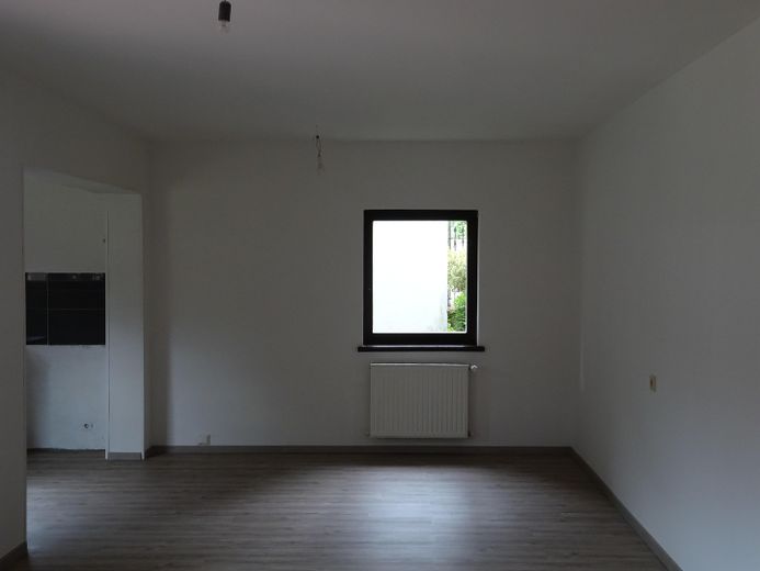 Appartement de plain-pied de 2,5 pièces avec cuisine, salle de bains, terrasse et buanderie – Wohn-Esszimmer Bild 1