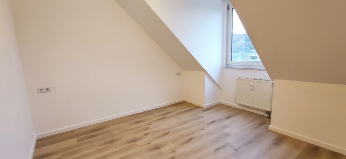 Modernisierte 2-Zimmer Wohnung im 2. OG mit EBK, Balkon, KFZ-Stellplatz und Kellerabteil – Schlafzimmer