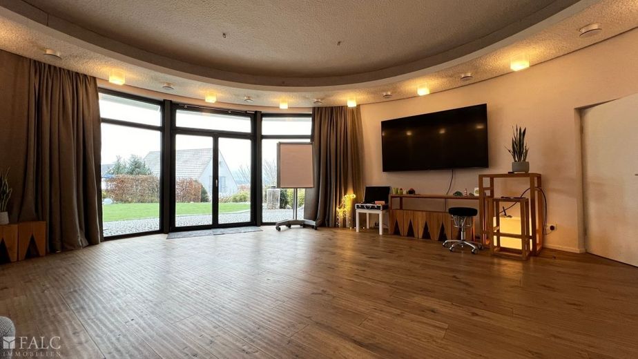 Rundum beeindruckend: Ihr neues Zuhause mit klaren Linien und großzügigen Fensterfronten – Wohnzimmer / Saal