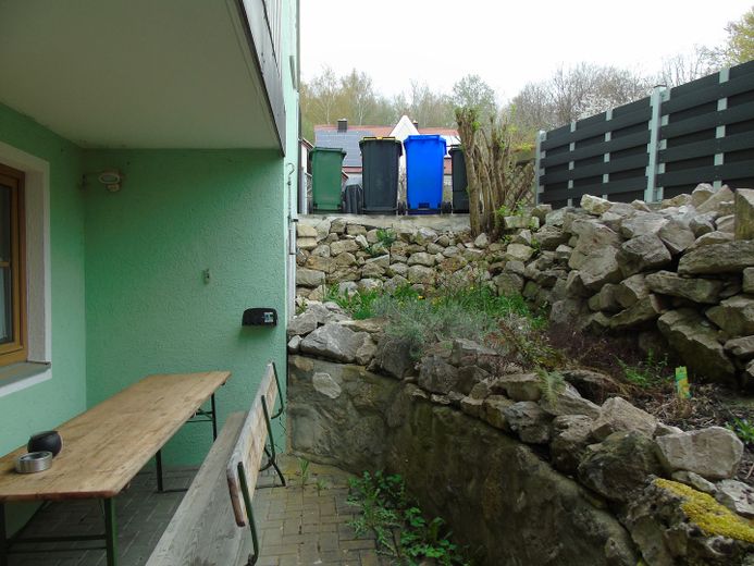 Appartamento seminterrato modernizzato in posizione tranquilla con terrazza, giardino e posto auto – Terrasse mit Gartenanteil