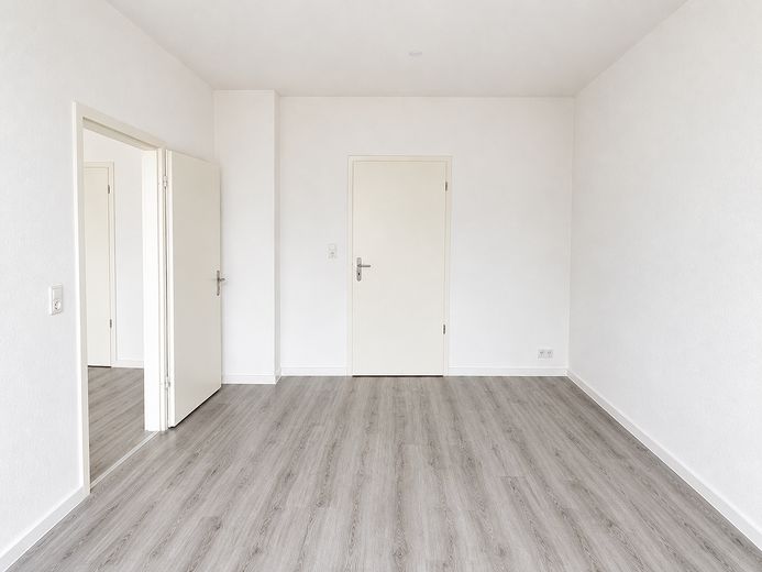 Großzügige 4-Zimmer-Wohnung mit Einbauküche in Wilhelmshaven – Schlafzimmer 1