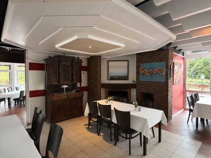 Großes Restaurant/Café mit Sonnenterrasse und zwei Kegelbahnen im Tennisclub TG 49 Bochum – Gastro mit Kaminecke