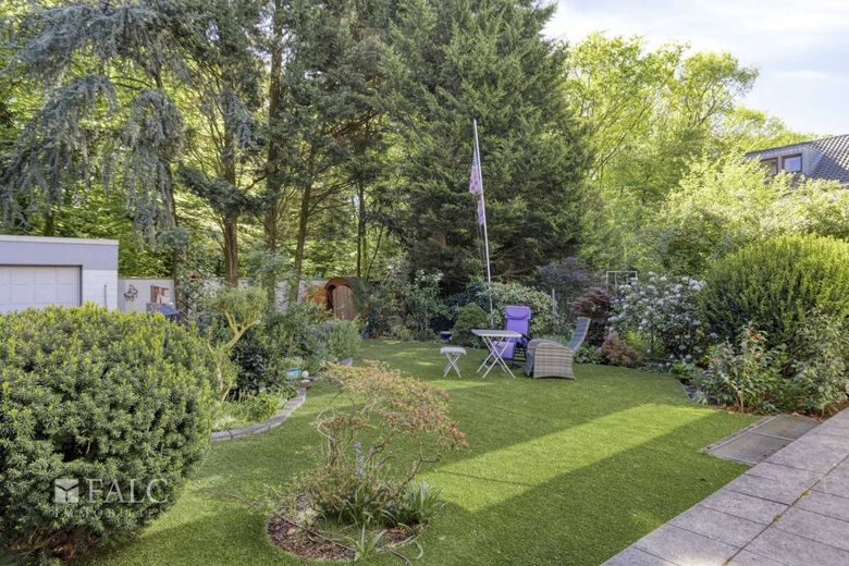 DG-Traum mit Kamin &amp; großem Balkon ins Grüne | 110 m² – Garten