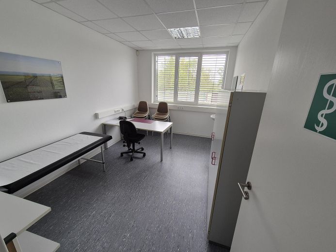 Halle sowie Büro- und Verwaltungsgebäude in Waltershausen – Foto 25