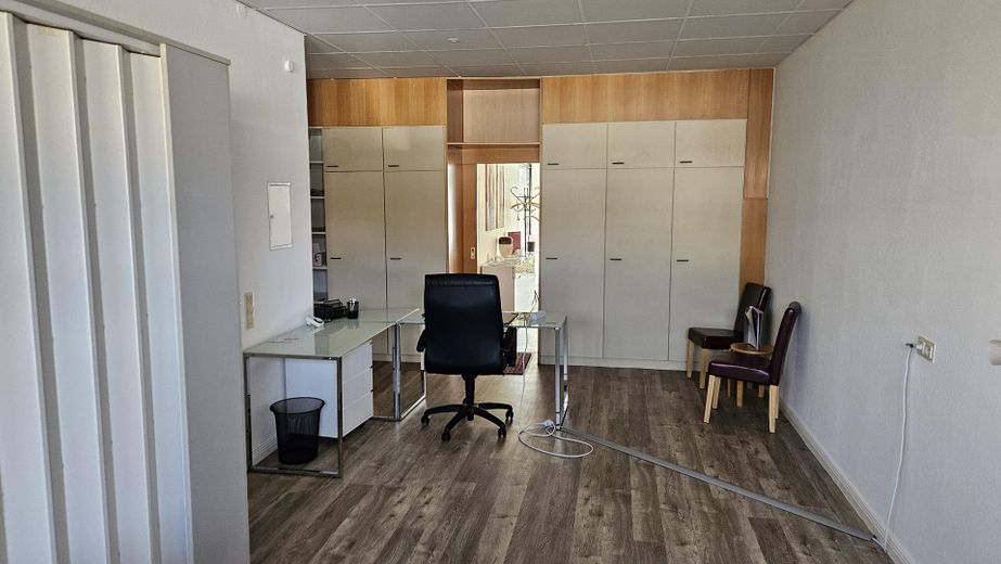 Helle Ladenfläche / Büro mit Schaufenster · 65 m² · direkt am Bahnhof Bad Bevensen · provisionsfrei – hinterer Büroraum