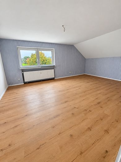 Appena ristrutturato: luminoso appartamento mansardato con bagno finestrato a Springe-Holtensen – Wohnzimmer
