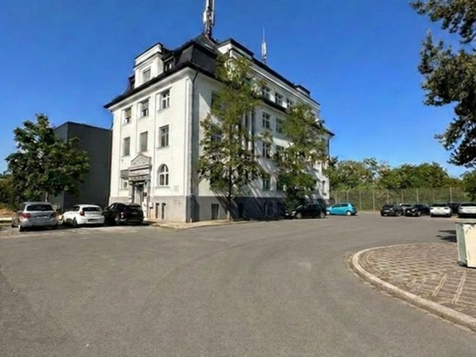Вражаюча офісна площа в стилі лофт на мансардному поверсі з відкритою дерев’яною несучою конструкцією та панорамним видом на Нюрнберг – Фотографія 1