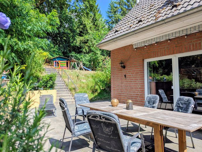 Wohnen fast wie im freistehenden Haus – Endreihenhaus mit großem, privatem Garten direkt am Wald – Foto 1
