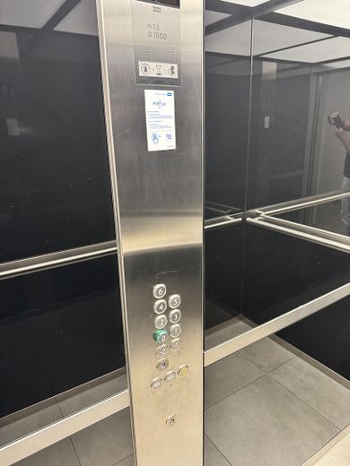 SIN COMISIÓN - Ubicación privilegiada / Moderno apartamento de 2 habitaciones (año de construcción 2018) con terraza, cocina y plaza de garaje subterráneo – Aufzug 2