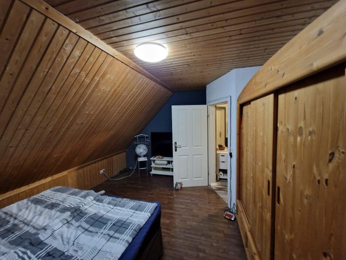 Einfamilienhaus mit Photovoltaikanlage – Schlafzimmer 2 DG