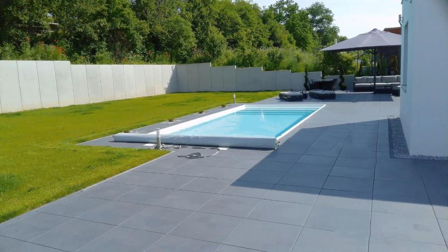 Wohnen & Arbeiten auf höchstem Niveau-voll ausgestattete Werkstatt, Pool & minimale Betriebskosten – Garten mit beheiztem Pool