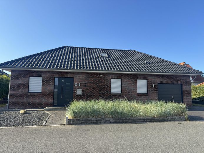 Winkelbungalow - barrierefrei & komfortabel, in sehr ruhiger TOP-Lage – Hauptansicht Strasse 