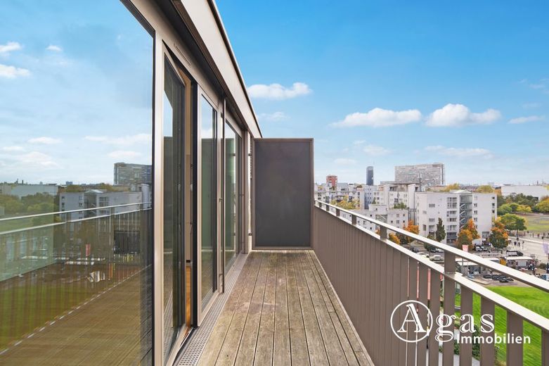 Dachgeschoss mit Panoramablick! Luxus 3 Zimmer Wohnung mit ca. 88m², EBK und Terrasse in Mitte! – Balkon