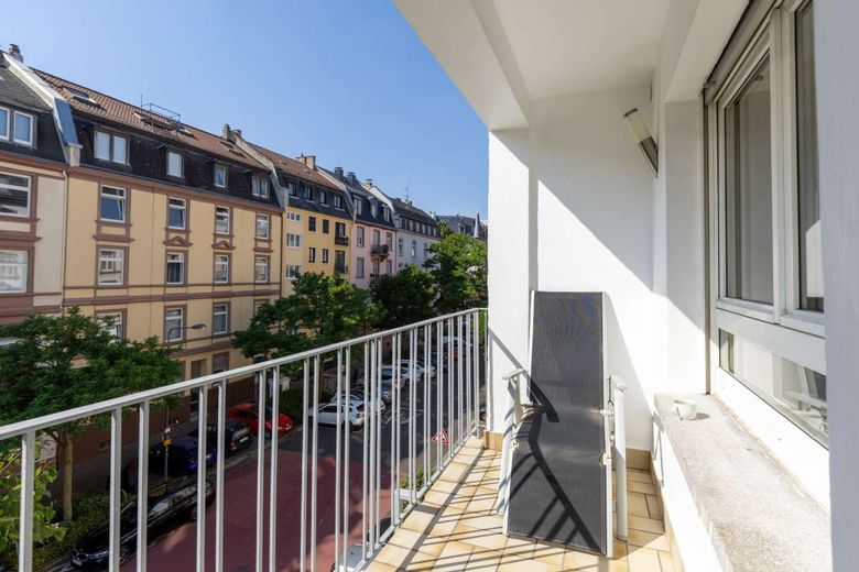 Charmantes Apartment mit Sonnenbalkon im Frankfurter Nordend – Balkon