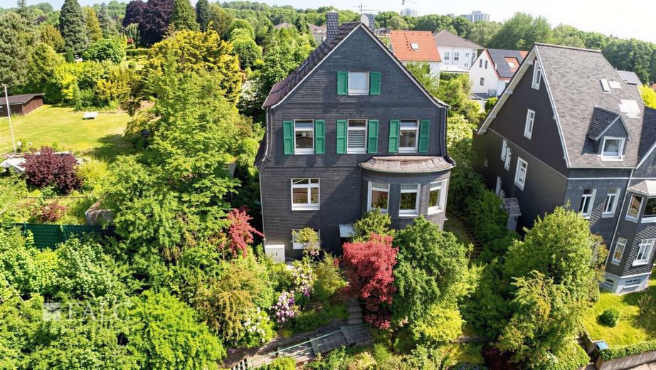 Charmantes Familienhaus mit zwei Wohneinheiten, traumhaftem Garten und großem Entwicklungspotenzial – Außenansicht