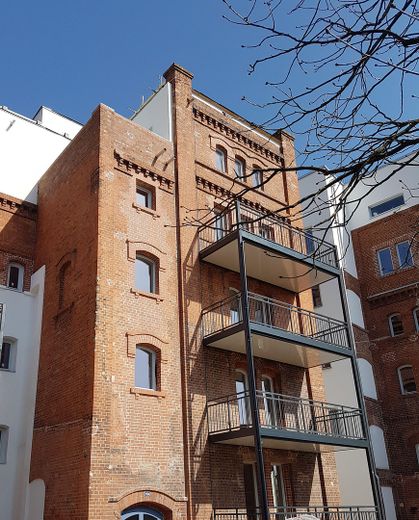 Großzügige 3-Zimmer-Wohnung in historischer Kreuz-Bräu – Südbalkon, Aufzug & TG – Balkon