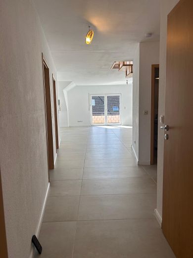 Neuwertige, sehr helle 5 Zimmer Wohnung mit schönem Fernblick – Foto 2