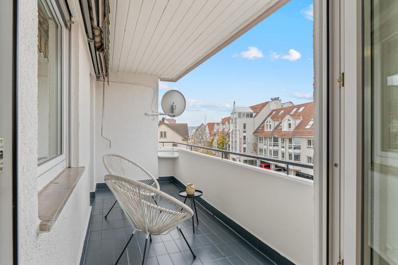 Appartement de 3 pièces moderne, élégamment rénové, avec deux balcons & parking souterrain près de la vieille ville de Leonberg – Balkon