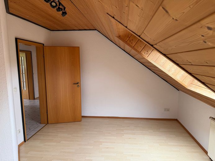 Gepflegtes Zweifamilienhaus mit freier Dachgeschosswohnung, großem Südgarten und Garage – Foto 16