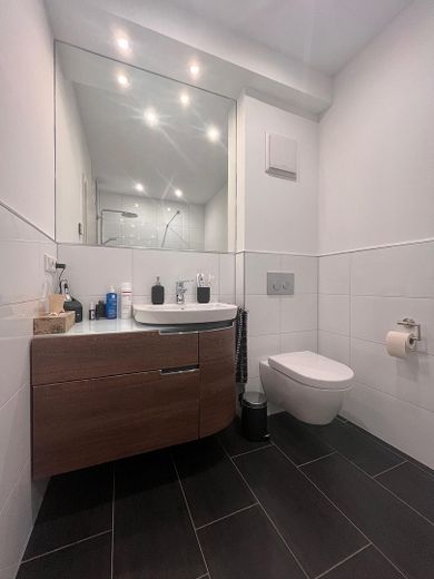Außergewöhnliche Wohnung mit Geschichte – modern, barrierefrei und mitten in Saarbrücken – Badezimmer