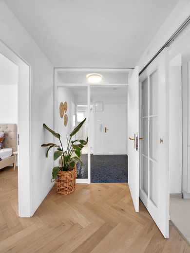 Provisionsfrei: Renovierte Wohnung mitten in Stuttgart mit Blick auf Weinberge und Grabkapelle – Flur