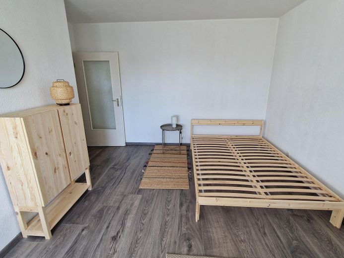 Luminoso, moderno, céntrico: elegante apartamento de 1 habitación (vacío o amueblado) – Wohnzimmer