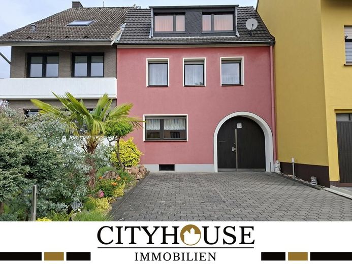 CITYHOUSE: Einfamilienhaus mit viel Platz, Dachterrasse,  Traumgarten, Stellplatz für Wohnmobil, PKW – Vorderaufnahme Haus mit Parkplatz