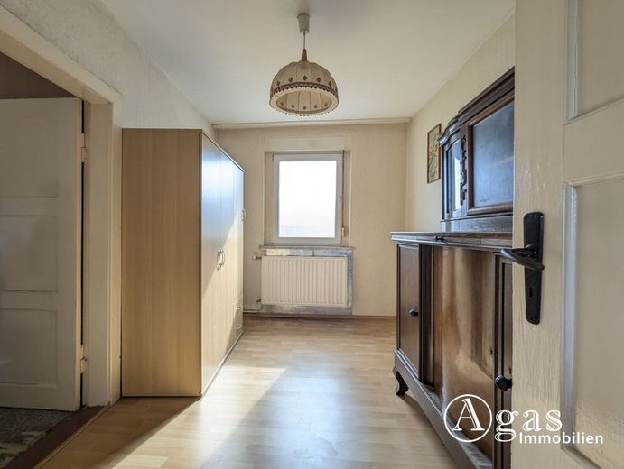 Einfamilienhaus mit Nebengebäuden auf großzügigem Grundstück – Zimmer II Dachgeschoss