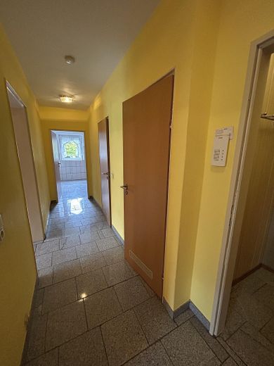 Helle 3,5-Zimmer-Wohnung mit Küche, Balkon & Stellplatz – Flur
