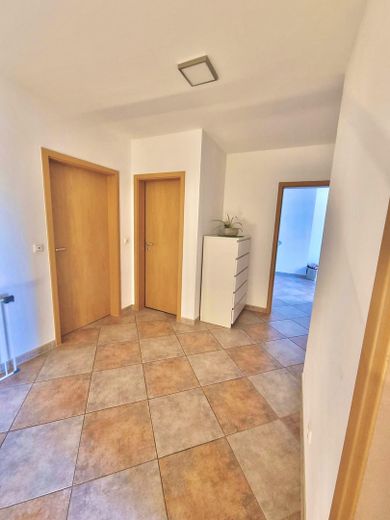 Maisonette di 4 locali con giardino, terrazza e 2 posti auto in garage sotterraneo – Flur OG