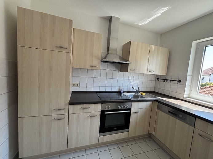 Helle, ruhige, großzügige 2-Zi-Wohnung mit größerem Balkon und PKW-Stellplatz, kleinere Wohneinheit – Moderne Einbauküche