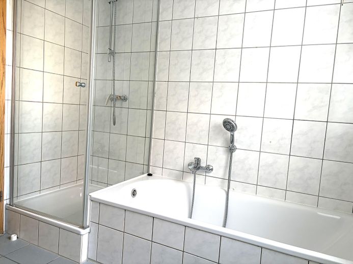 Badezimmer mit Wanne u. Dusche