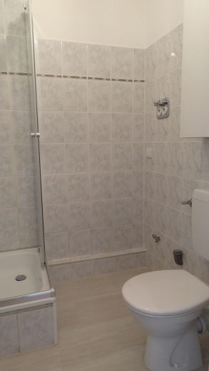 Emlakçı olmadan: Frankf.-Sachsenh.’da 1 oda daire, balkonlu, kapsamlı yenilenmiş, yeni EBK, hemen taşınılabilir. – Bad3