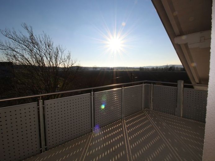 Schöne 3-Zimmer-DG-Wohnung mit Balkon, Gartenbenutzung und Garage – Foto 1
