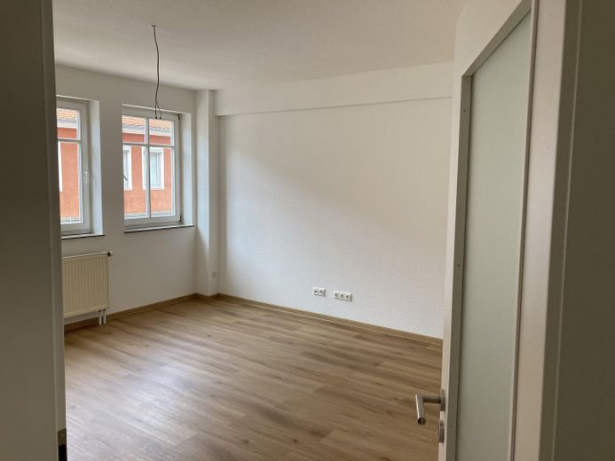 Appartement rénové lumineux de 3,5 pièces au cœur d’Obernburg – Wohnzimmer