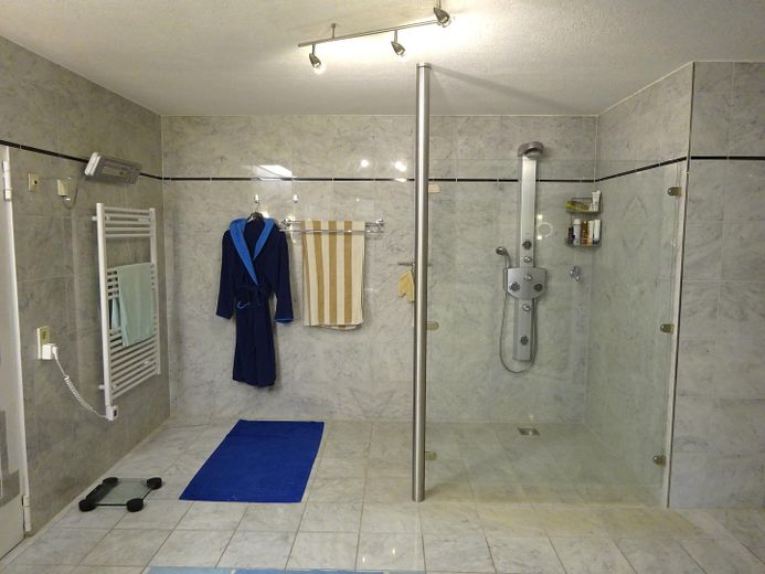 Große Maisonette mit Garten und Biotop – Wellnessbereich, Dusche